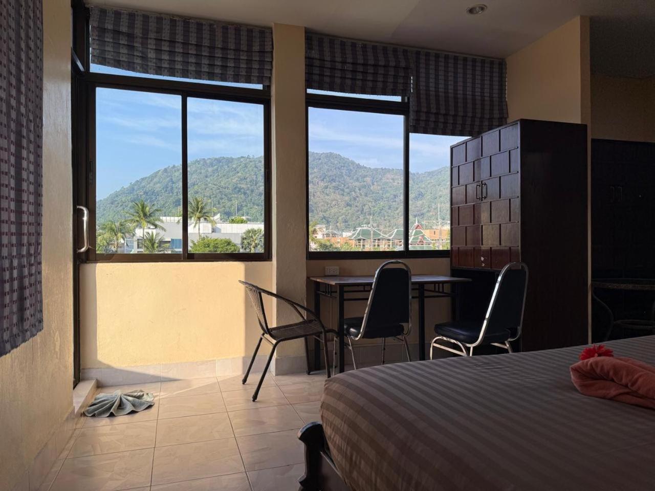 Happy Holidays Hotel Patong Bagian luar foto